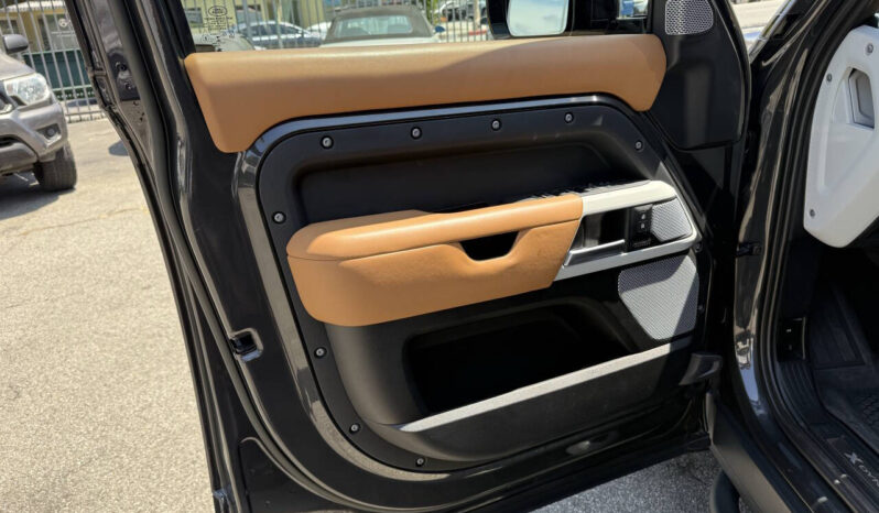 
								Land Rover Defender 2023 full									