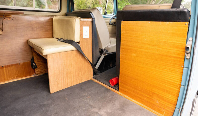 								Volkswagen Bus 1972 full									