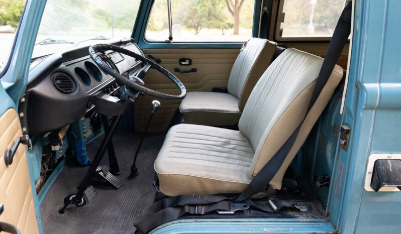 								Volkswagen Bus 1972 full									