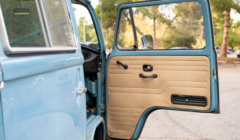 								Volkswagen Bus 1972 full									